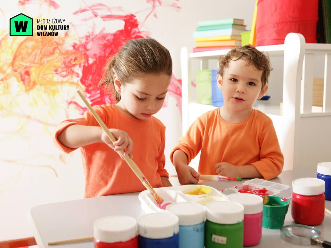 Dzieci malujące kolorowe obrazki