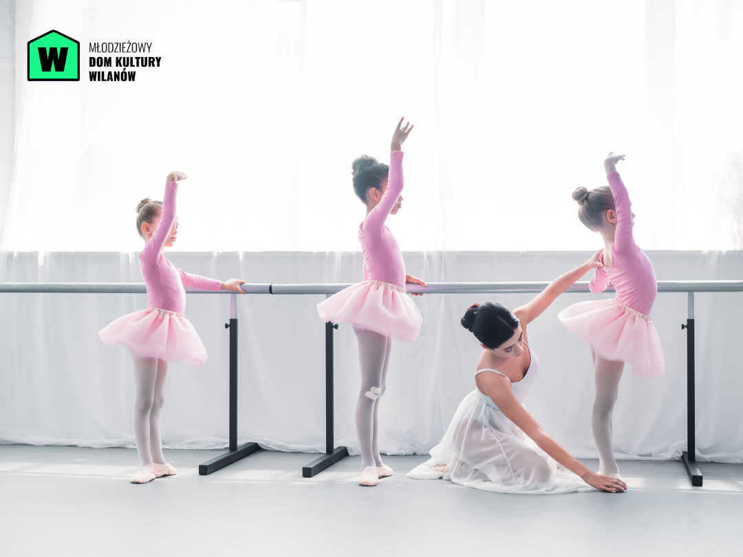 Trzy dziewczynki i instruktorka ćwiczące balet