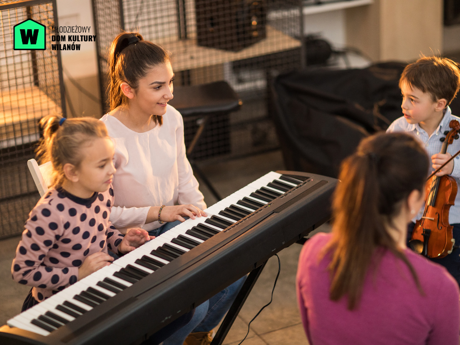 Instruktorka ucząca grać na pianinie elektrycznym troje dzieci, chłopczyk trzyma skrzypce